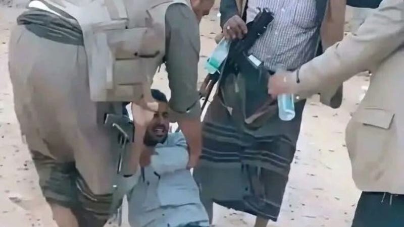 اليمن.. إعدام عرفي موثق لشاب سلمته أسرته بعد اتهامه بجريمة قتل