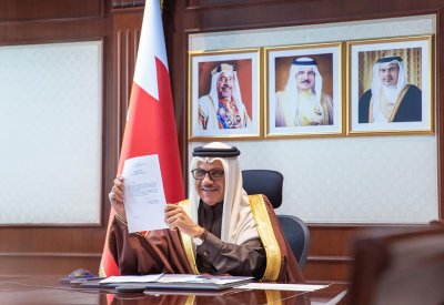 وزير الخارجية يتسلم نسخة من أوراق اعتماد سفيري جمهوريتي كازاخستان وبنين المعينين لدى البحرين