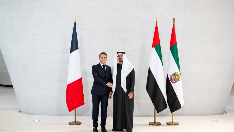 الشيخ محمد بن زايد يستقبل ماكرون في أبوظبي