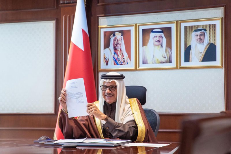 وزير الخارجية يتسلم نسخة من أوراق اعتماد سفيري جمهوريتي كازاخستان وبنين المعينين لدى البحرين