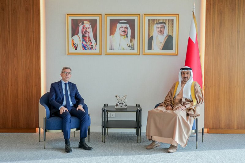 وزير المواصلات يستقبل سفير فرنسا لدى البحرين