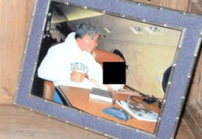 صور صادمة في ملفات إبستين.. "سلوك مريب" مع قاصرات