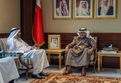 وزير الخارجية يستقبل نائب رئيس مجلس أمناء "مركز الإمارات للدراسات" ويتسلم نسخة من إصداره الجديد