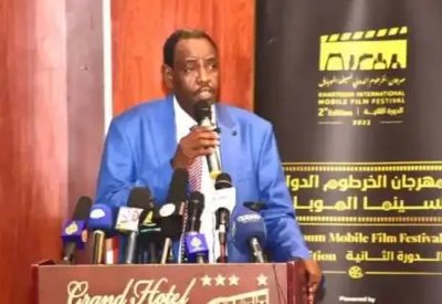 سينما الموبايل تفتح أبوابها للشباب في "حكاية الأرض والناس" بالسودان
