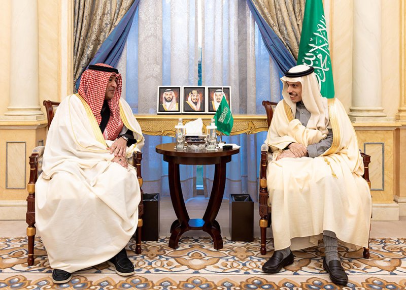 وزير الخارجية السعودي والأمين العام لمجلس التعاون يبحثان تعزيز العمل الخليجي المشترك