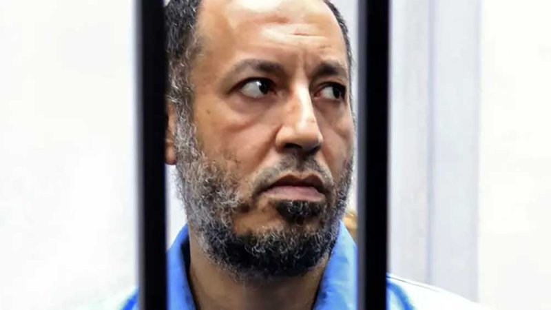 نجل القذافي ينشر صورة للحداد.. كان يتواصل معي في السجن