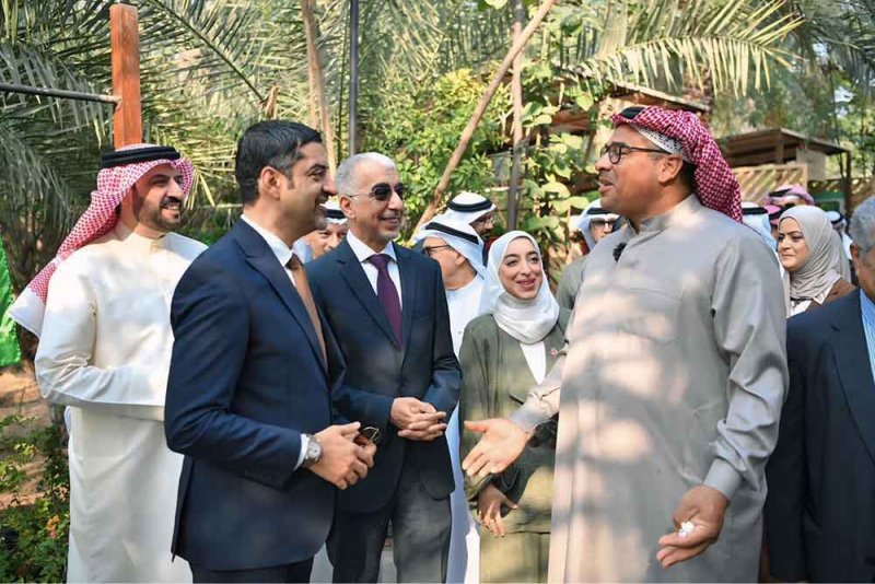 وزير شؤون البلديات والزراعة يقوم بزيارة ميدانية لسوق المزارعين البحرينيين بمشاركة عدد من الوزراء والمسؤولين