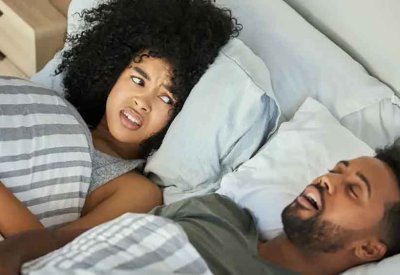 خبراء نوم: الإضاءة الخافتة والشاشات صباحًا تُربك الساعة البيولوجية وتُضعف النوم ليلًا