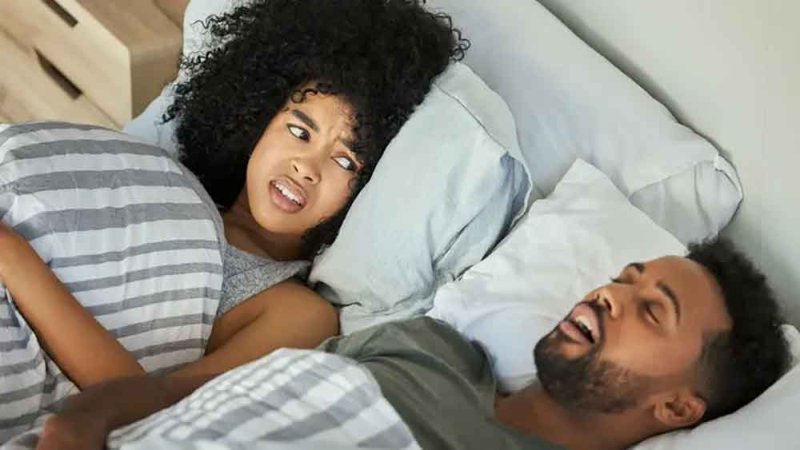خبراء نوم: الإضاءة الخافتة والشاشات صباحًا تُربك الساعة البيولوجية وتُضعف النوم ليلًا