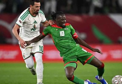 قائد منتخب بوركينا فاسو يتهم الحكم بالتواطؤ مع الجزائر