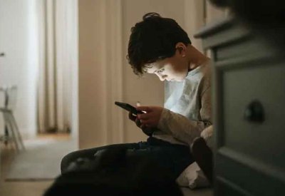 دراسات: منح الأطفال هواتف قبل سن 12 يرفع مخاطر السمنة واضطرابات النوم