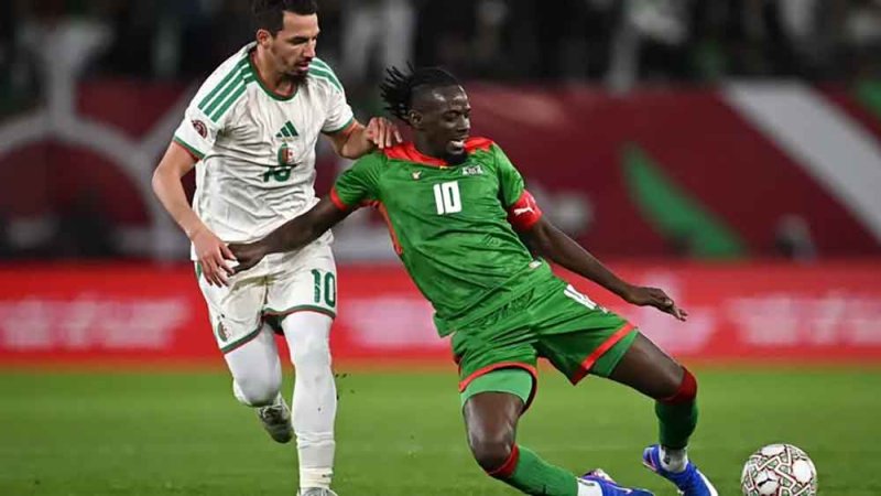 قائد منتخب بوركينا فاسو يتهم الحكم بالتواطؤ مع الجزائر