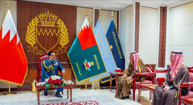 جلالة الملك المعظم القائد الأعلى للقوات المسلحة يستقبل السفير السعودي ونجله بمناسبة تخرجه من كلية ساند هيرست العسكرية الملكية