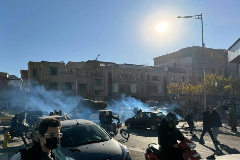 هبوط الريال يفجر احتجاجات في بازار طهران