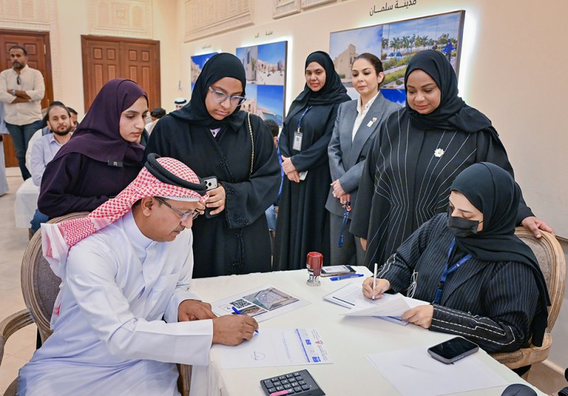 وزارة الإسكان والتخطيط العمراني تواصل إجراءات السحب على وحدات المرحلة الثانية من مشروع مدينة سترة الإسكاني