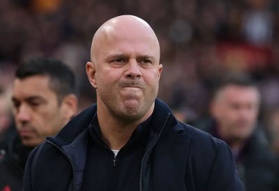 سلوت يهاجم لاعب ليفربول لأنه "ظل واقفاً"