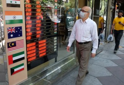 تصاعد الاحتجاجات في إيران بسبب التدهور الاقتصادي.. وترامب يلوح بالتدخل