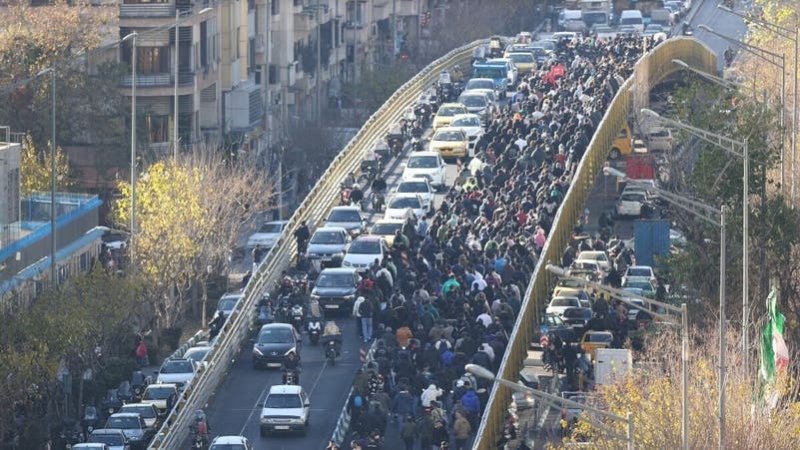 ترامب يتعهد بحماية المحتجين في إيران.. ولاريجاني يهدد