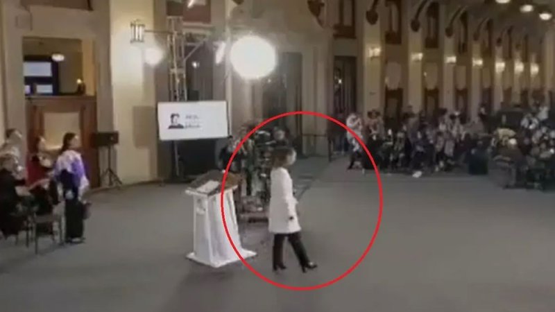 تصرفت بهدوء.. زلزال يجبر رئيسة المكسيك على قطع كلمتها