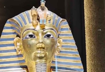 سائحة أسترالية تبكي أمام قناع توت عنخ آمون بعد سنوات من دراسته دون رؤيته