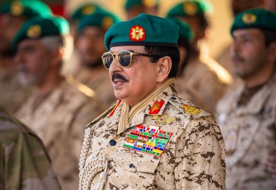 الملك المعظم القائد الأعلى للقوات المسلحة يزور الحرس الملكي بقوة دفاع البحرين