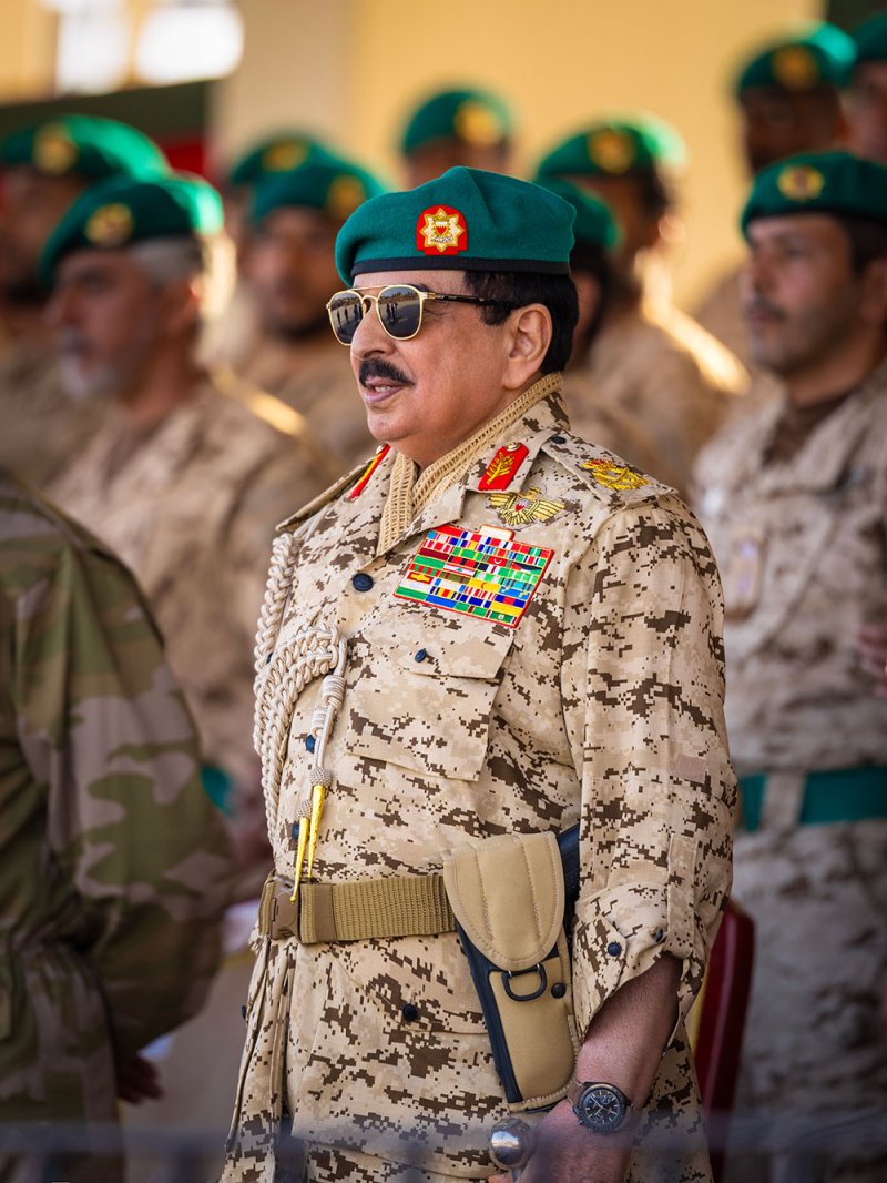 الملك المعظم القائد الأعلى للقوات المسلحة يزور الحرس الملكي بقوة دفاع البحرين