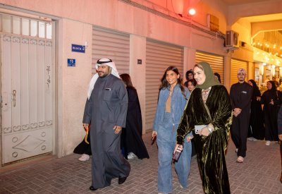 مستشار الملك للشؤون الثقافية والعلمية تقوم بجولة في فعالية «هوى المنامة»