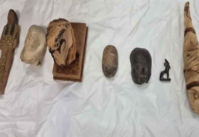 منها رأس صقر وسمكة محنطة.. مصر تسترد 7 قطع أثرية من واشنطن