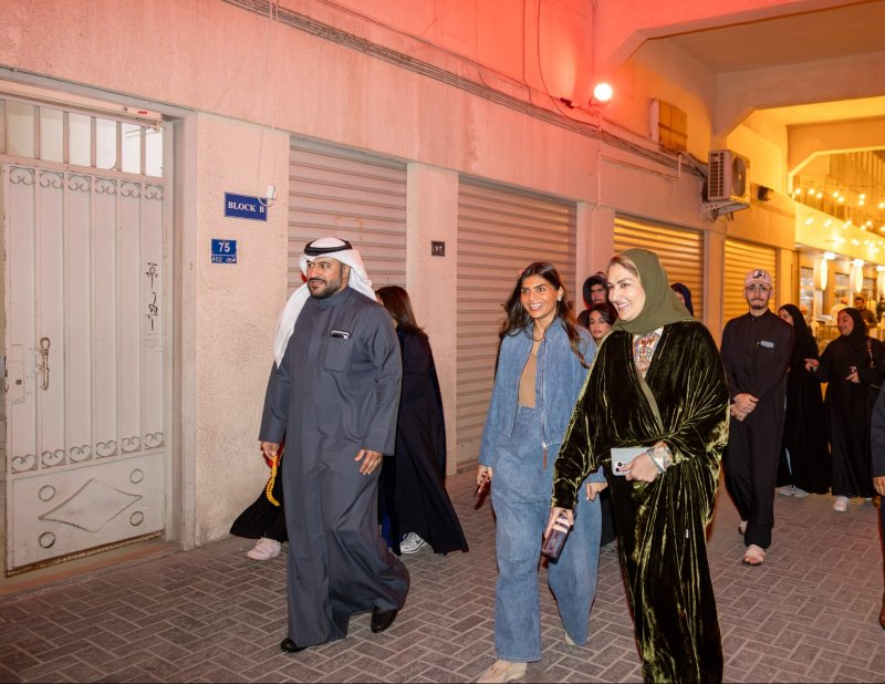 مستشار الملك للشؤون الثقافية والعلمية تقوم بجولة في فعالية «هوى المنامة»