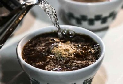 دراسة: نصف من يقطعون الكافيين فجأة يعانون الصداع