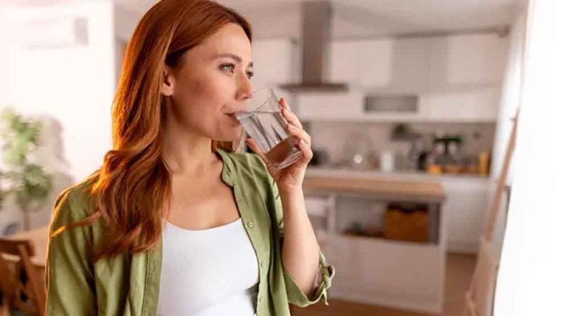 دراسة: ما تراه طبقة بيضاء في كوب الماء قد يكون بلاستيكًا محتبسًا