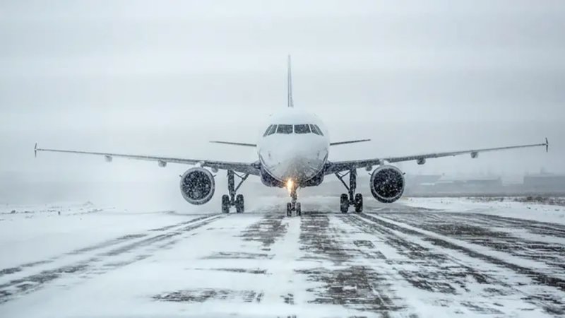إلغاء نحو 140 رحلة جوية في باريس بسبب الثلوج