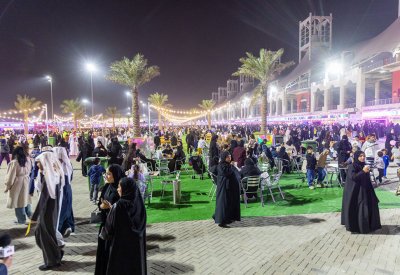 وزيرة السياحة تزور مهرجان "وين وبكم" في حلبة البحرين الدولية