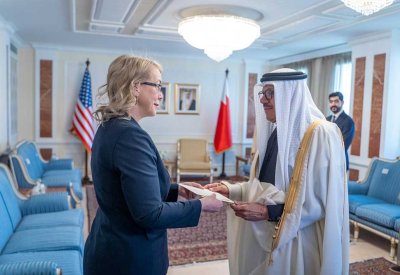 وزير الخارجية يتسلم نسخة من أوراق اعتماد سفيرة الولايات المتحدة الأميركية المعيّنة لدى مملكة البحرين