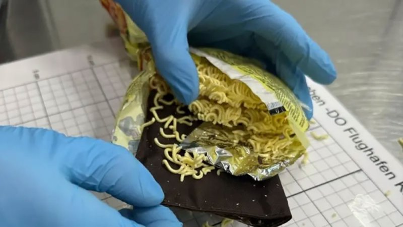 سلطات مطار ميونخ بألمانيا تضبط مجوهرات داخل عبوات معكرونة