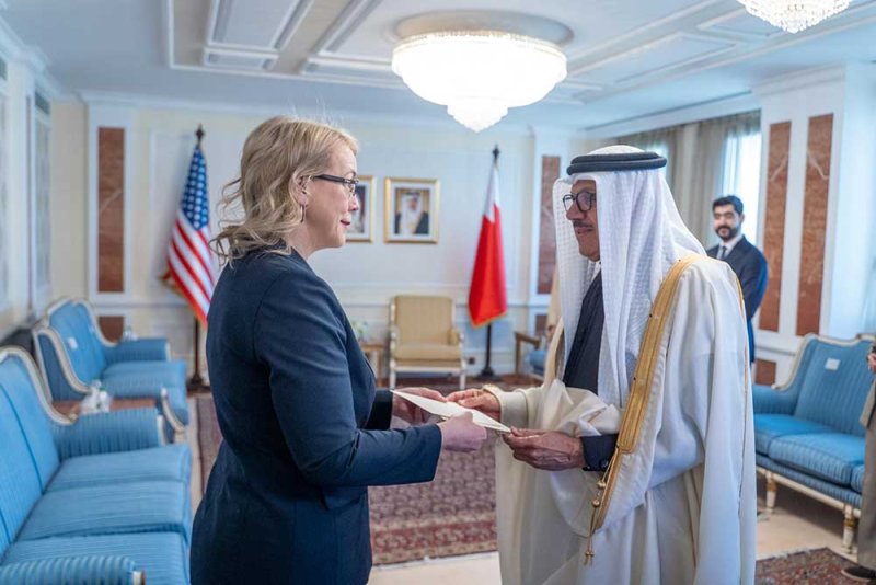 وزير الخارجية يتسلم نسخة من أوراق اعتماد سفيرة الولايات المتحدة الأميركية المعيّنة لدى مملكة البحرين