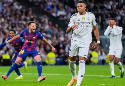 مدرب برشلونة يسخر من سؤال مبابي: تذكروا هزائم ريال مدريد أمامنا بمشاركته