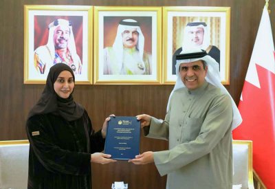 رئيس مجلس أمناء معهد البحرين للتنمية السياسية يتسلم رسالة الدكتوراه من الباحثة حنين الدوي