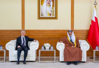 وزير الإعلام يستقبل سفير المملكة المتحدة لدى مملكة البحرين