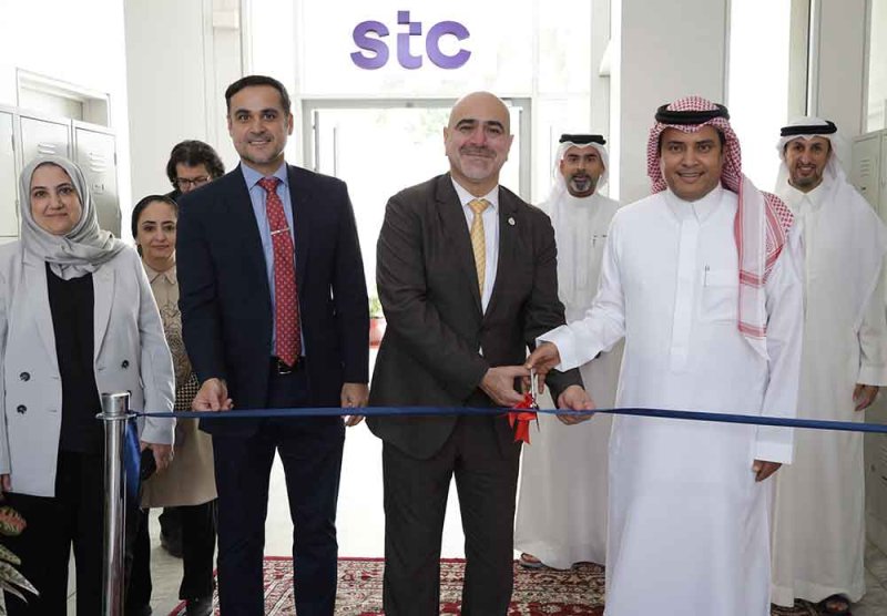 تدشين قاعة stc بحلتها الجديدة في كلية الآداب بجامعة البحرين