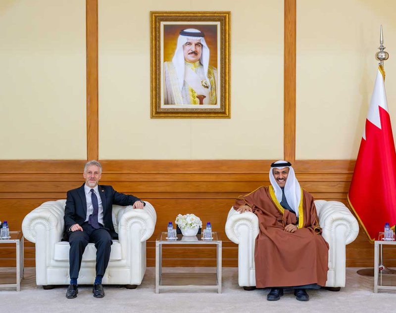 وزير الإعلام يستقبل سفير المملكة المتحدة لدى مملكة البحرين