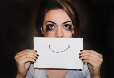 الخوف من الفرح.. لماذا يخشى البعض السعادة؟
