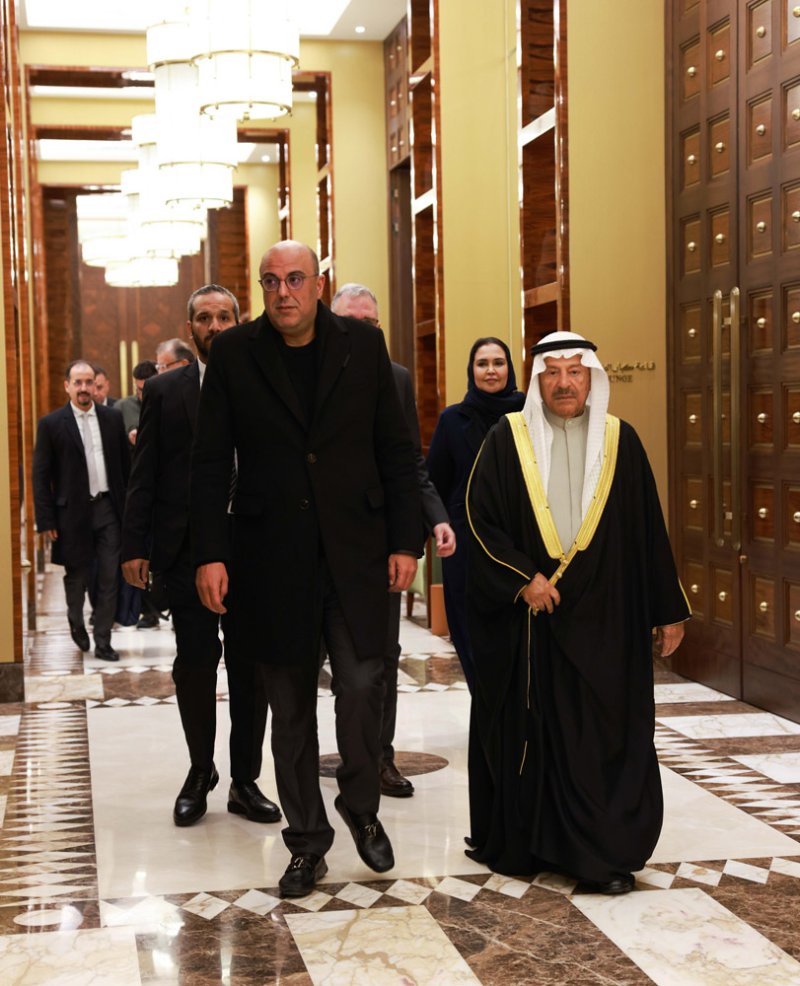 رئيس مجلس الشورى يستقبل رئيس مجلس المستشارين المغربي لدى وصوله إلى مملكة البحرين