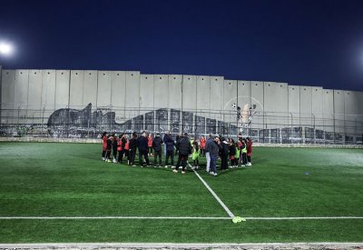 إسرائيل تأمر بهدم ملعب كرة قدم في الضفة.. بسبب الجدار العازل