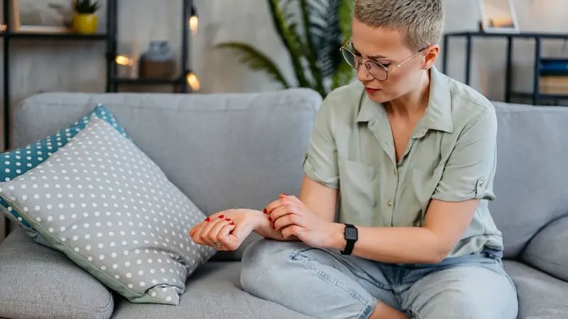 انتبه للحكة المستمرة غير المبررة.. قد تكون إنذارا خطيرا