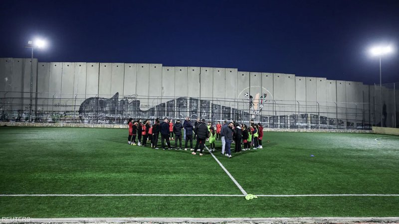 إسرائيل تأمر بهدم ملعب كرة قدم في الضفة.. بسبب الجدار العازل