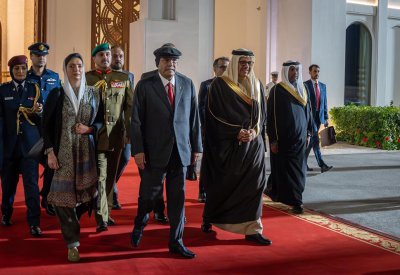 رئيس باكستان يغادر البلاد