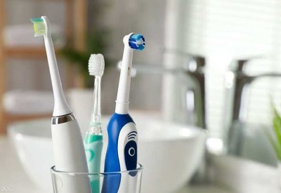 كيف يمكن لفرشاة الأسنان الكهربائية أن تحسّن صحة الفم؟