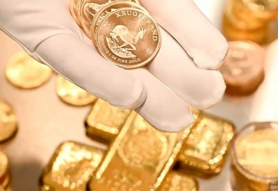 الذهب يتراجع بضغط من قوة الدولار