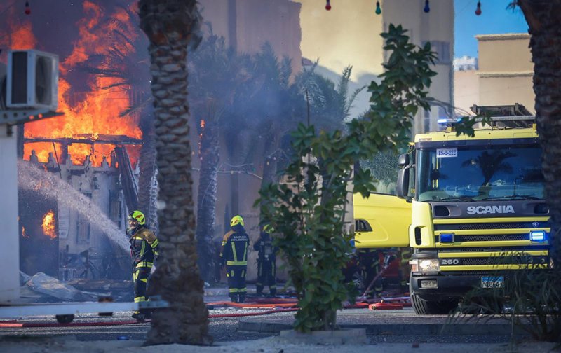 إخماد حريق في مطعم بداخل مبنى في عراد